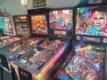 5-pinball-machines.-Richard-Blank-Costa-Rica-Collection84798b19ffa7d84e.jpg